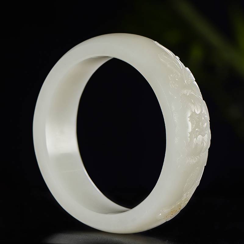 新疆和田玉洒金皮白玉手镯 110克 内径63mm
