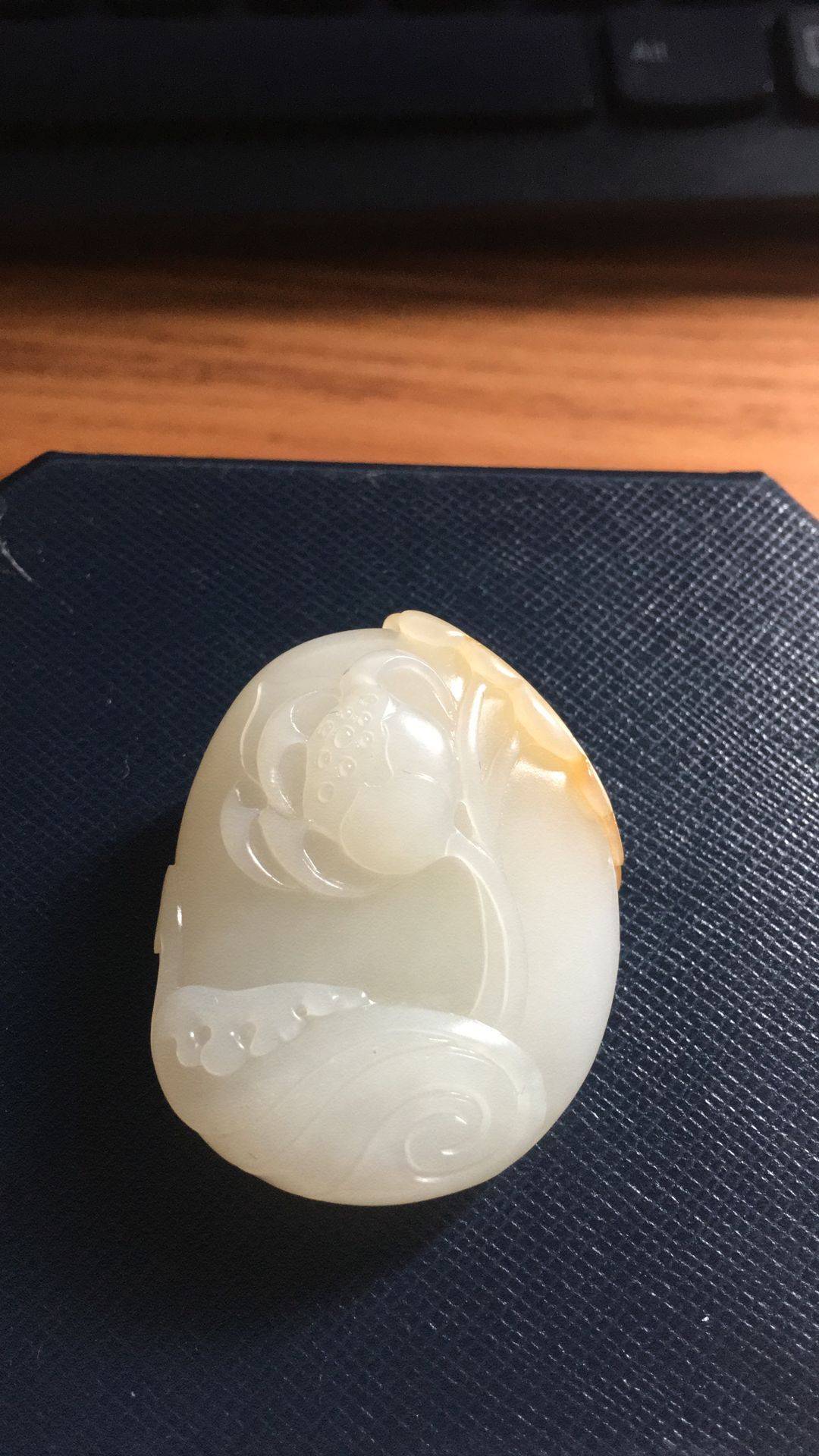 新疆和田玉黄皮白玉籽玉把件 鹅戏莲间
