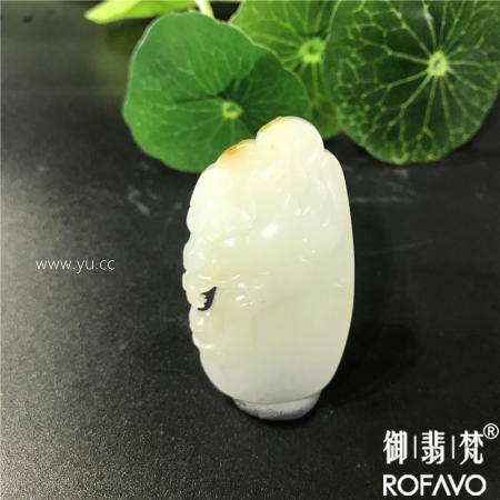 新疆和田玉枣红皮白玉籽玉挂件瑞兽呈祥 19.9克