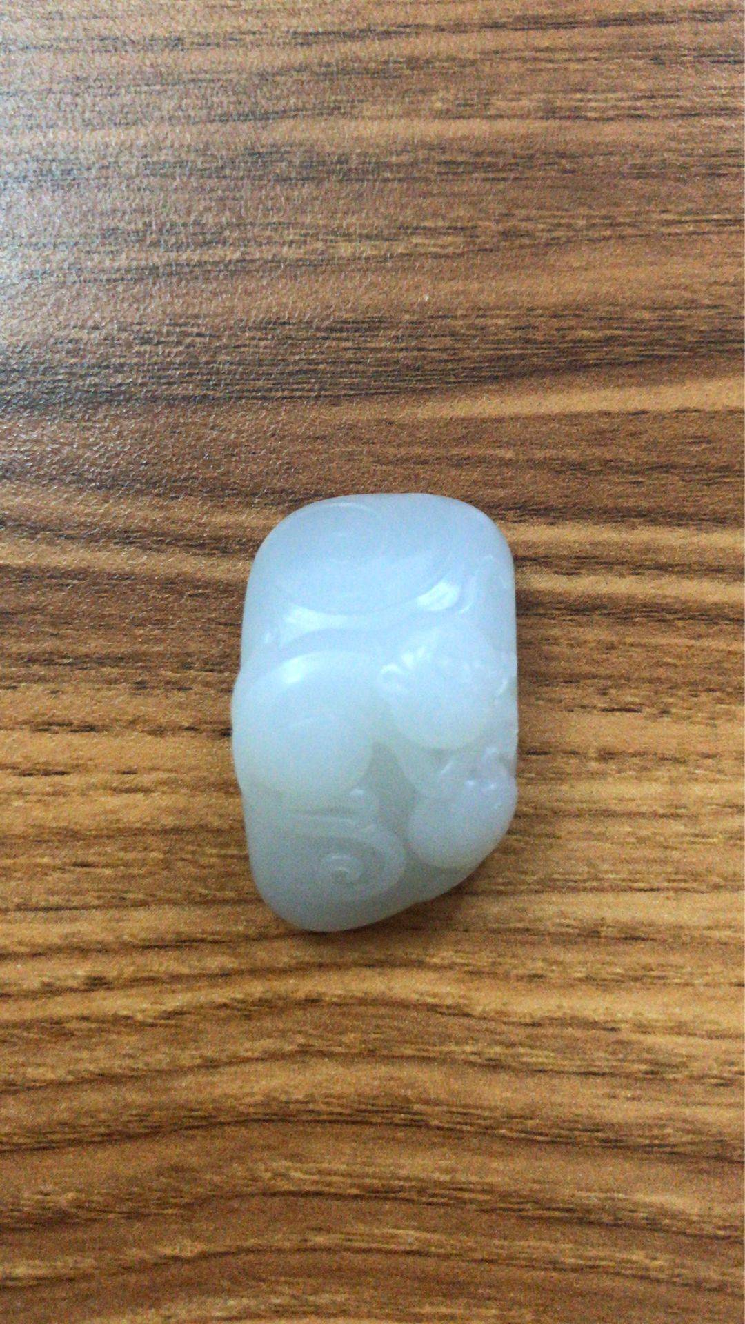 新疆和田玉秋梨皮白玉籽玉挂件 如意灵猴