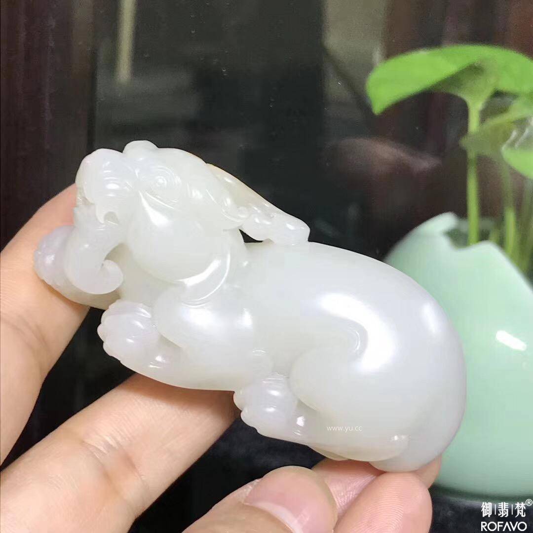 新疆和田玉黄皮白玉籽玉把件 貔貅 84克