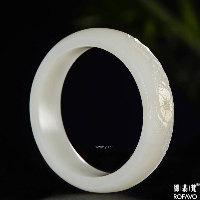 新疆和田玉洒金皮白玉手镯 90克 内径60mm