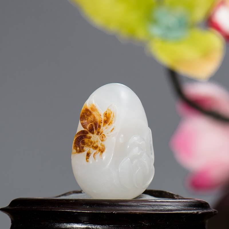 新疆和田玉枣红皮白玉籽玉挂件 蝶恋花 7.4克