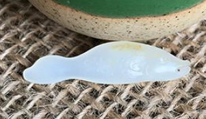 新疆和田玉黄皮一级白白玉籽玉 锦鲤鱼挂坠 2.0克