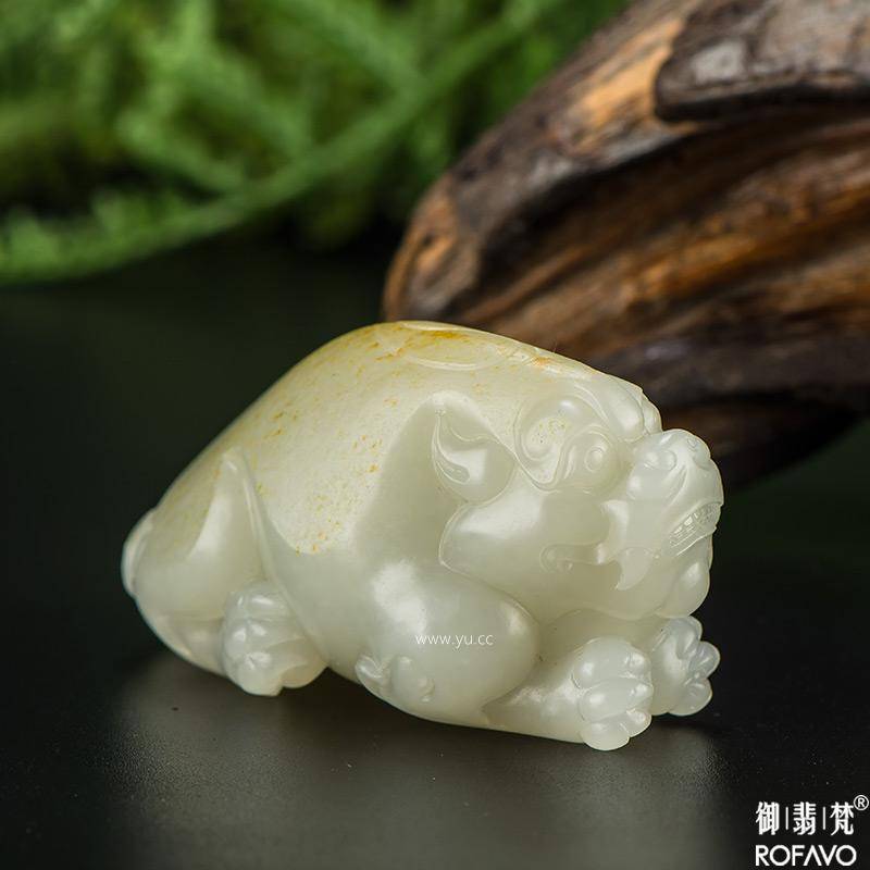 新疆和田玉洒金皮青白玉籽料把件 貔貅 113.3克