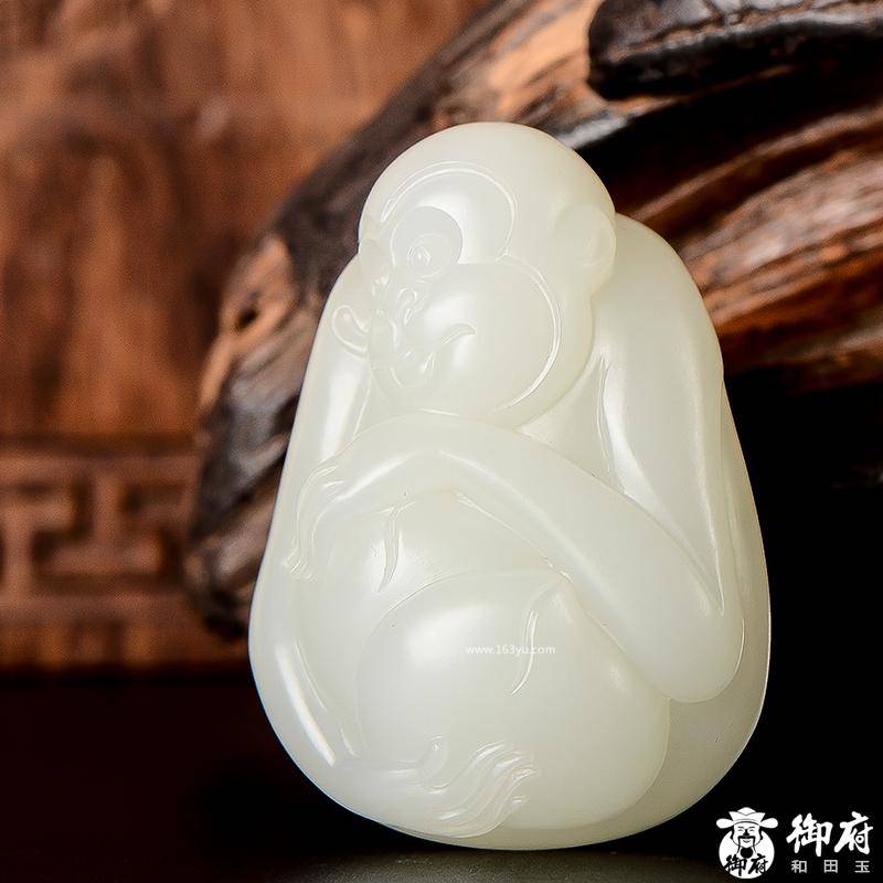 新疆和田玉原毛孔皮白玉籽玉挂件 灵猴献寿 40克
