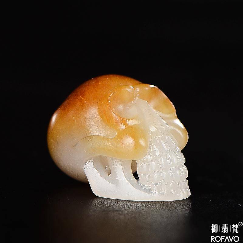 新疆和田玉枣红皮白玉籽玉挂件 6克