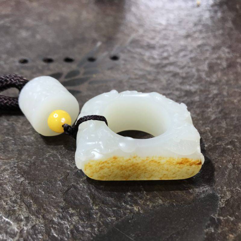 新疆和田玉洒金皮白玉籽玉 双龙戏珠扳指 49.5克