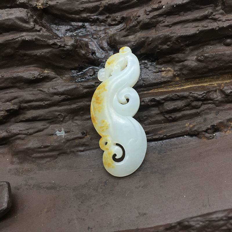 新疆和田玉黄皮白玉籽玉挂件 仿古风