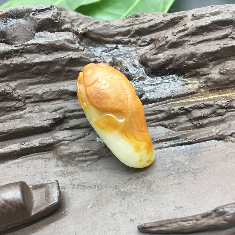 新疆和田玉枣红皮白玉籽玉挂件 年年有余