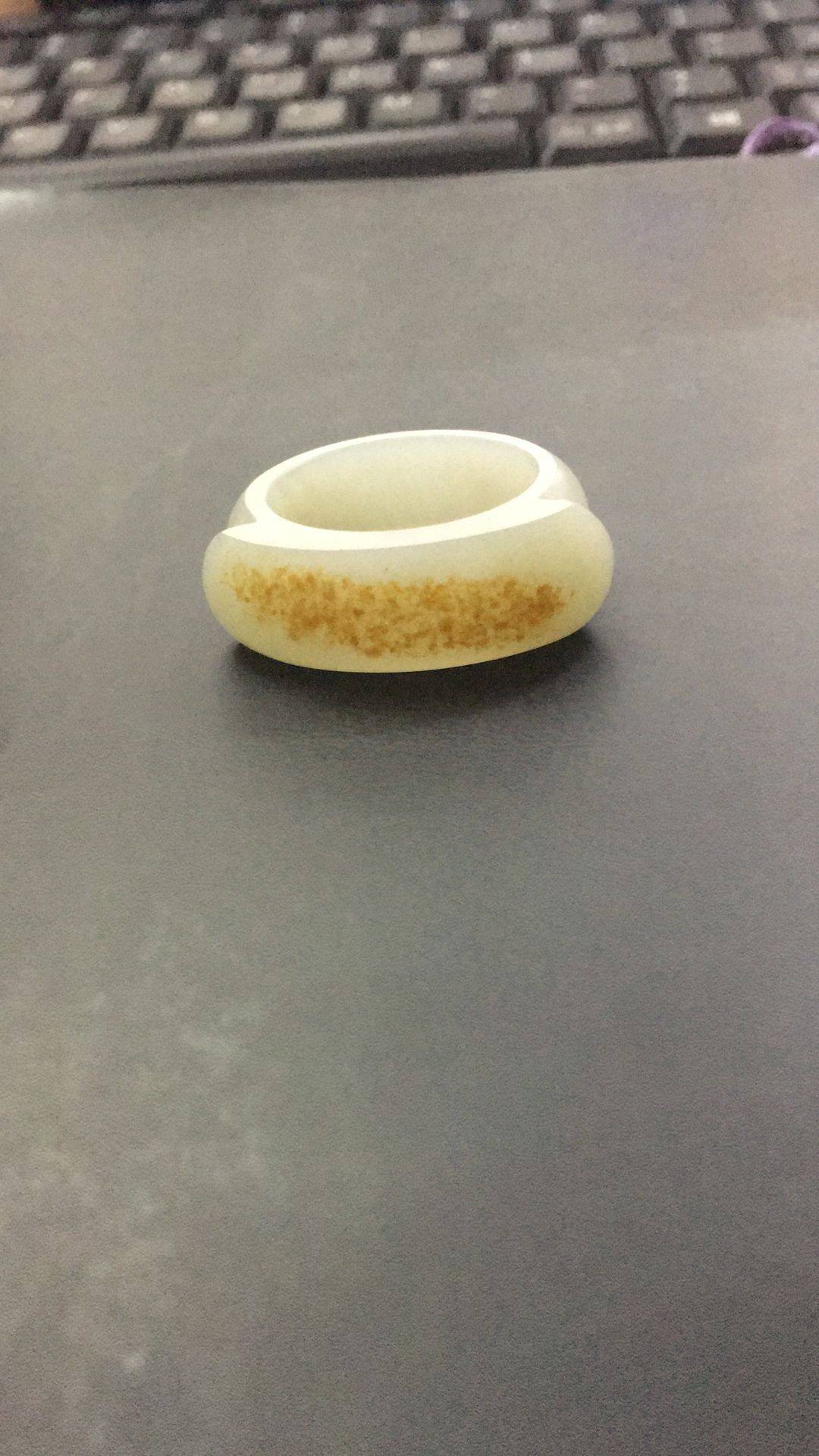 新疆和田玉洒金皮白玉籽玉戒指