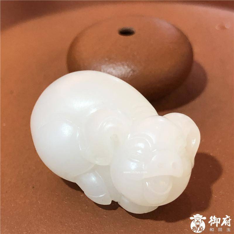 新疆和田玉原毛孔皮白玉籽玉挂件 福猪 9.9g