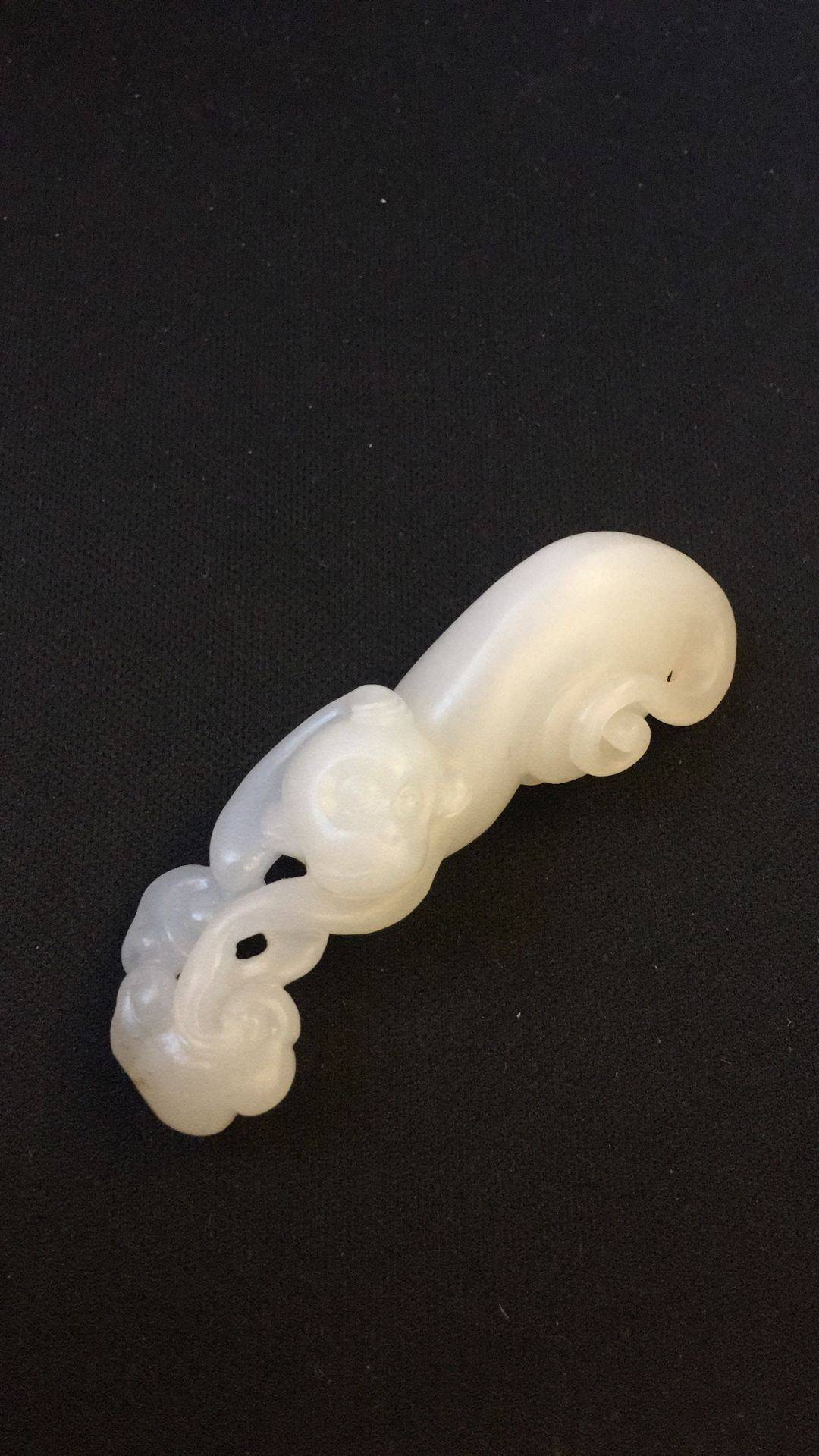 新疆和田玉秋梨皮白玉籽玉挂件 灵猴献瑞