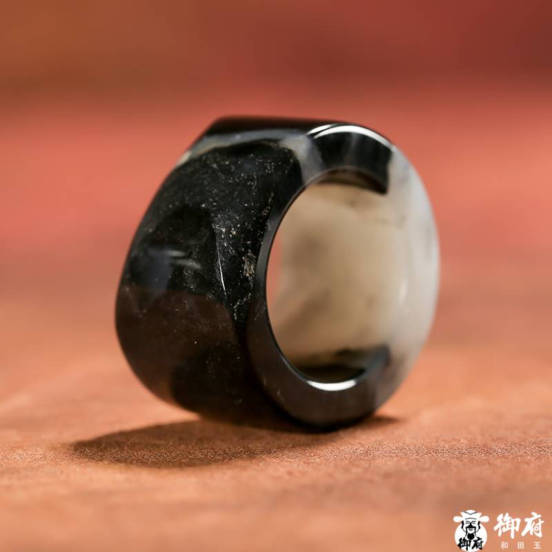 新疆和田玉原毛孔皮青花籽玉扳指 27.2克