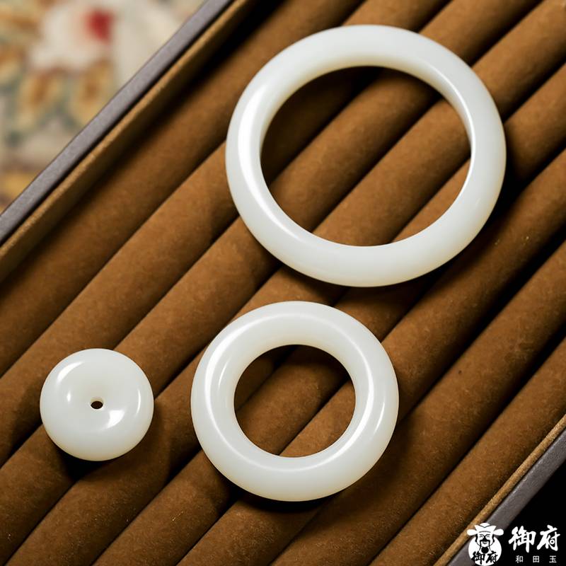 新疆和田玉白玉籽玉手镯 全家福 103.5克