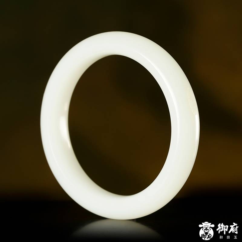 新疆和田玉洒金皮白玉籽玉 圆条手镯 49.4克