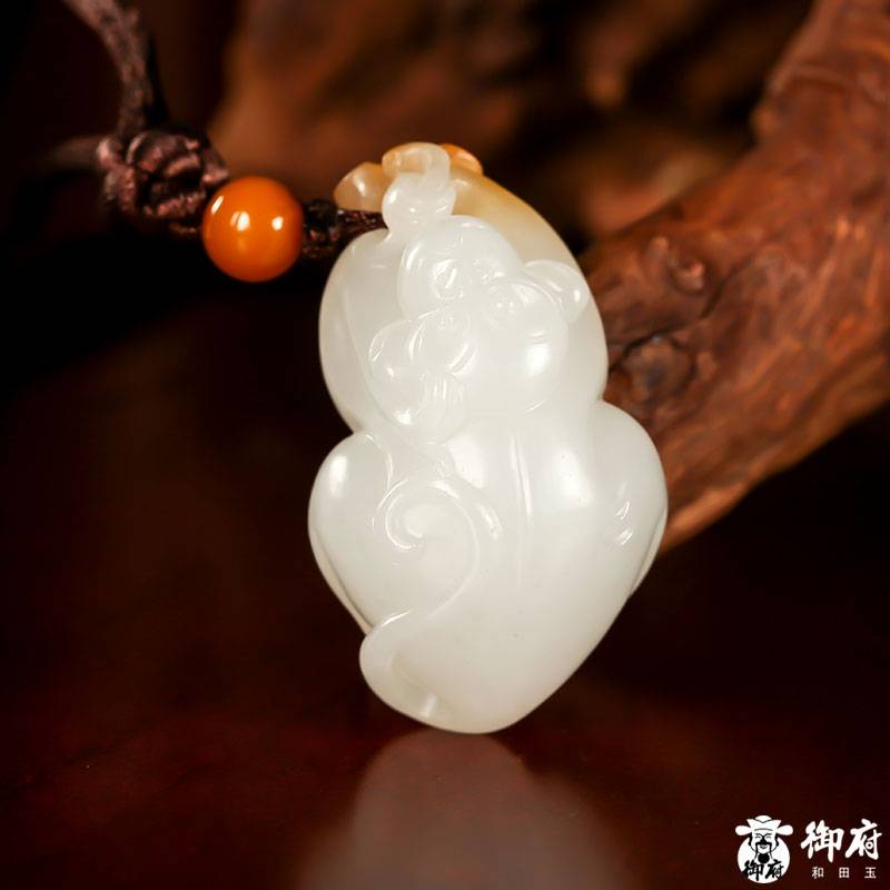 新疆和田黃皮白玉籽玉掛件 靈猴獻寶 15.5克