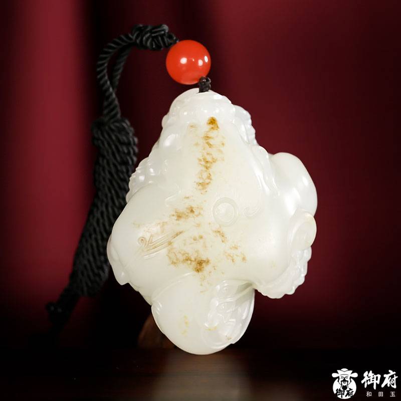 新疆和田玉秋梨皮籽玉把件 貔貅 63克