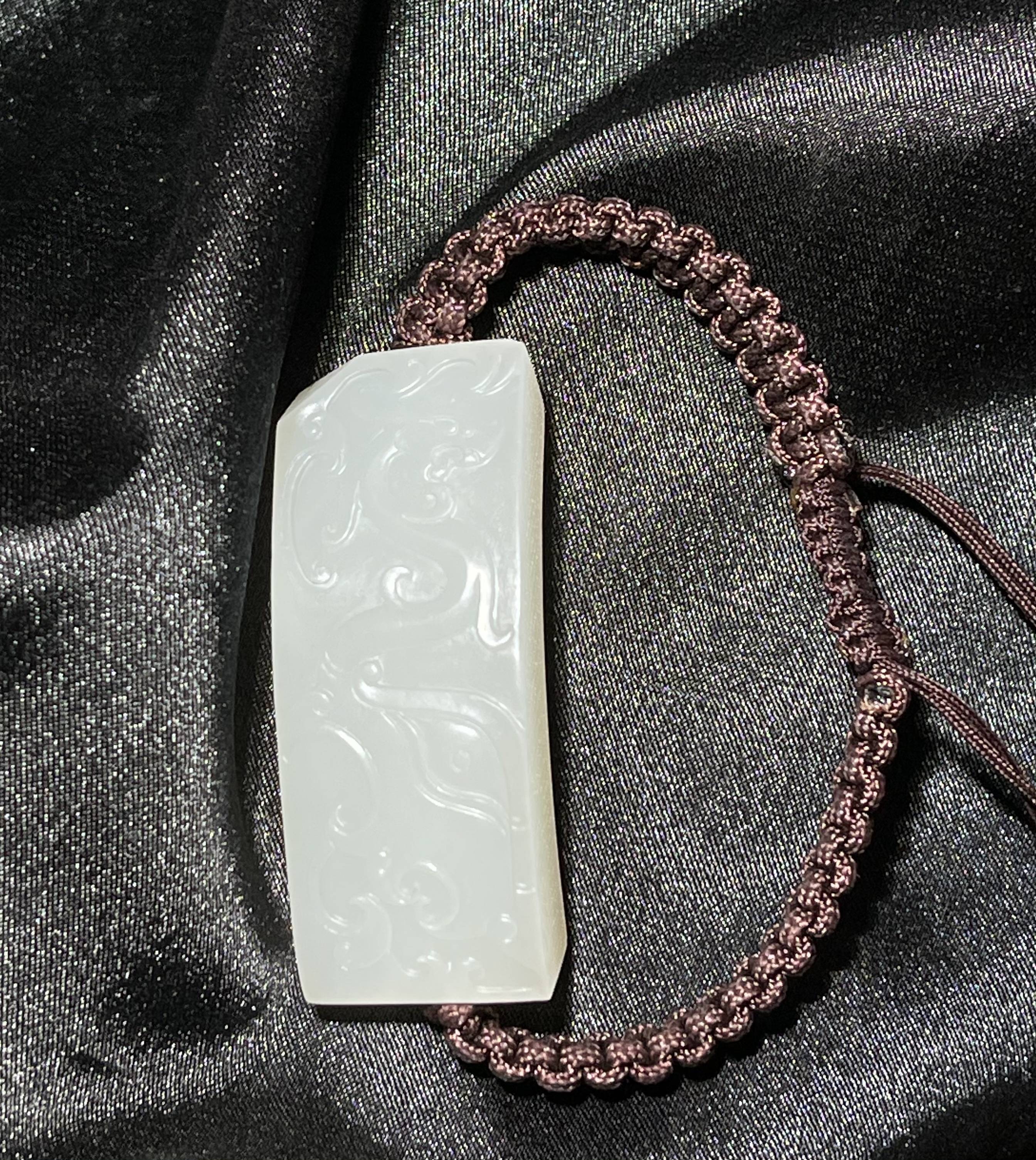 新疆和田玉原毛孔皮白玉籽玉手牌 仿古龙纹兽 25克