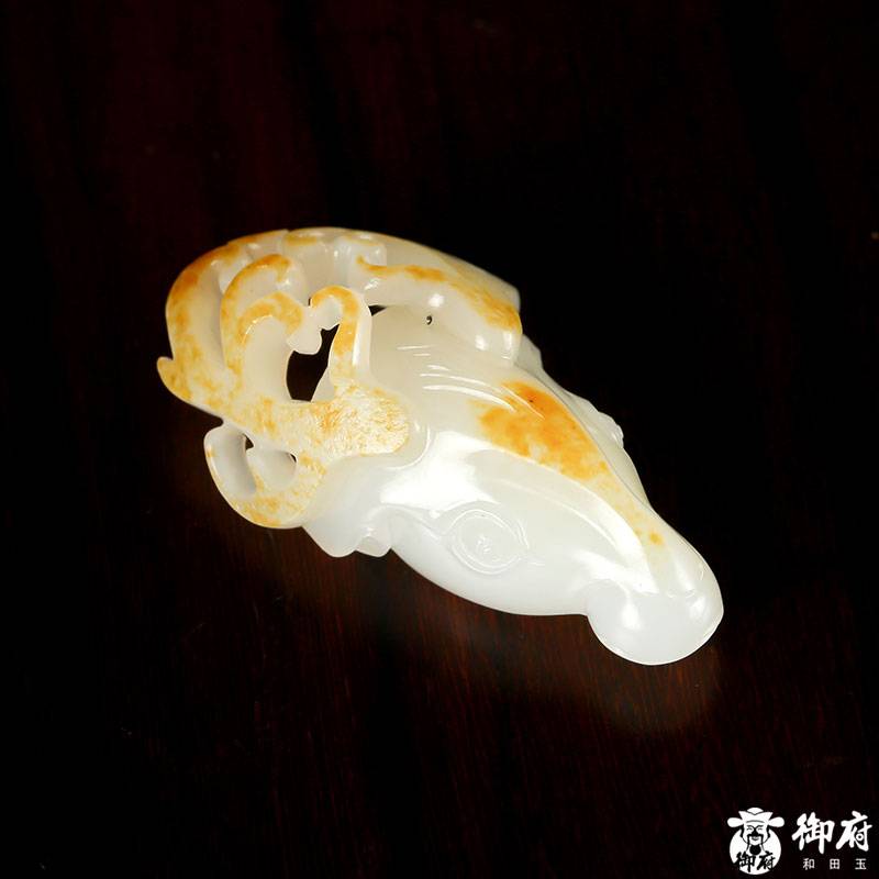 新疆和田玉黄皮白玉 挂件 鹿首 8.4克