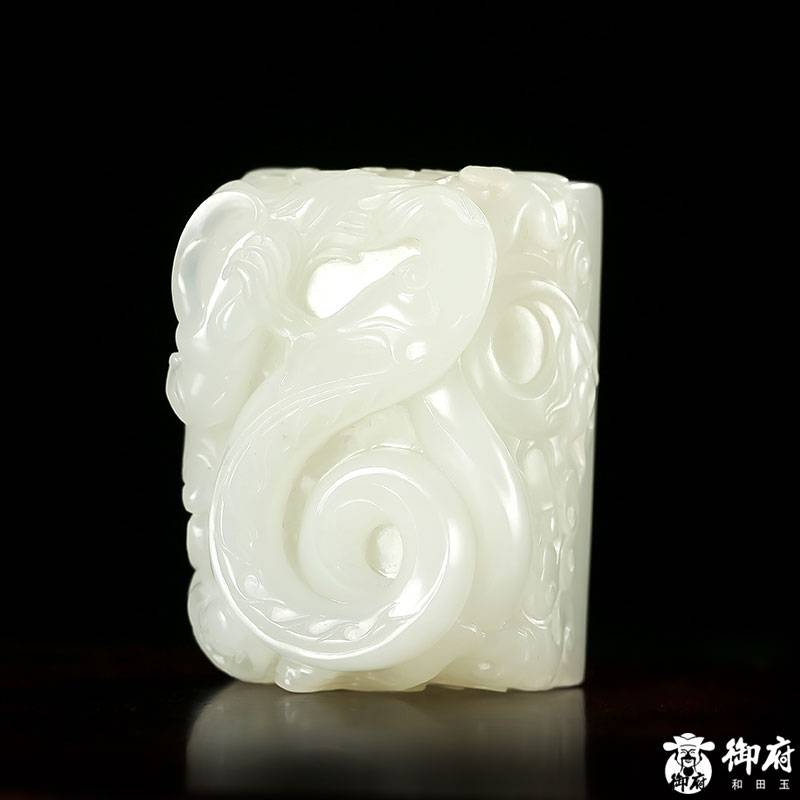 新疆和田玉原毛孔皮籽玉摆件 盘龙玉玺 94.2克
