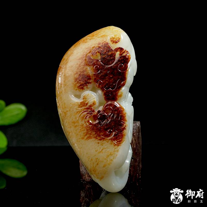 新疆和田玉黄沁籽料把件貔貅