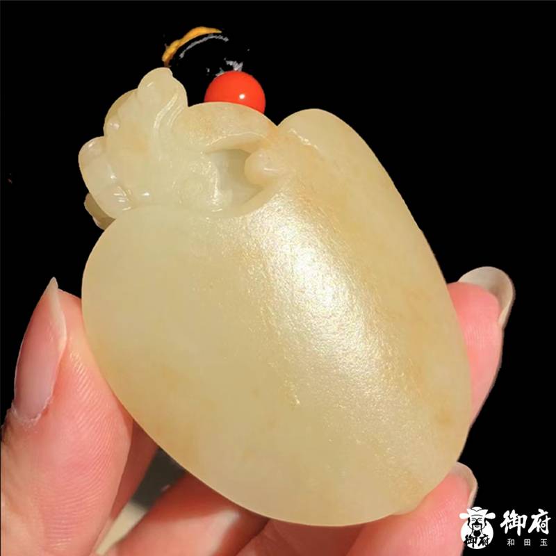 新疆和田玉黄皮白玉籽玉把件 龙龟 74.1克