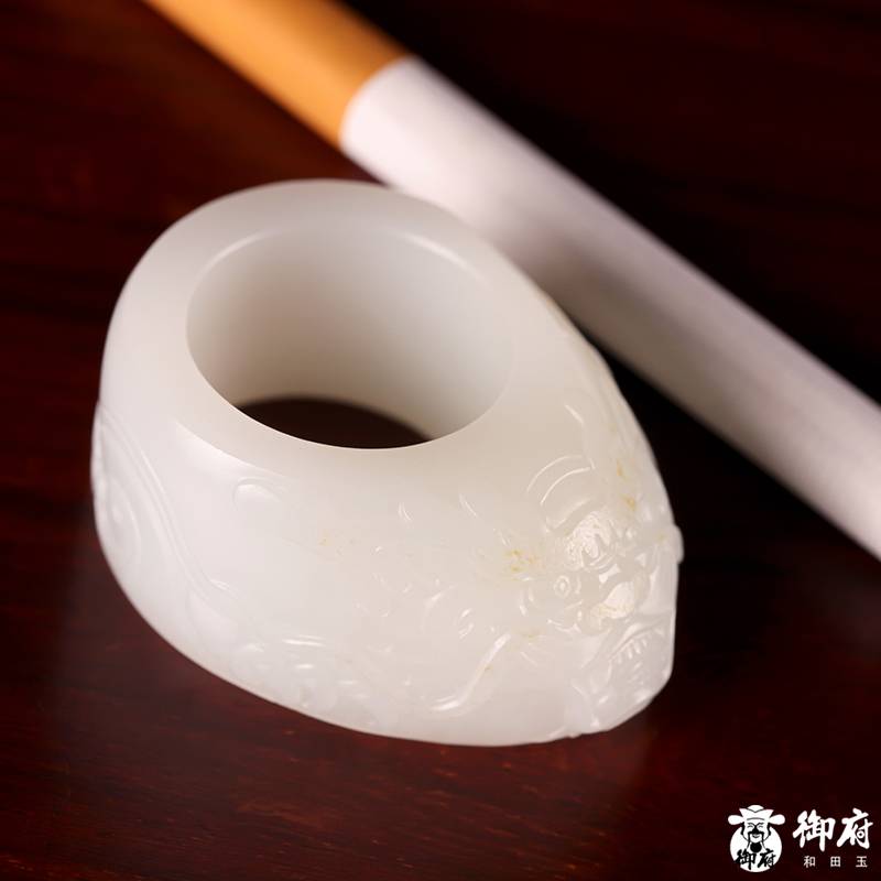 新疆和田玉灑金皮白玉籽玉 獸面扳指 34.8克