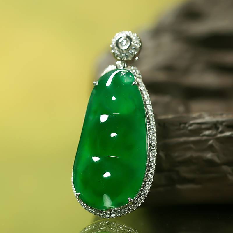 緬甸翡翠18k鉆鑲福豆吊墜 17克