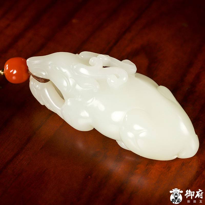 新疆和田玉原毛孔皮白玉籽玉把件 路路通 105克