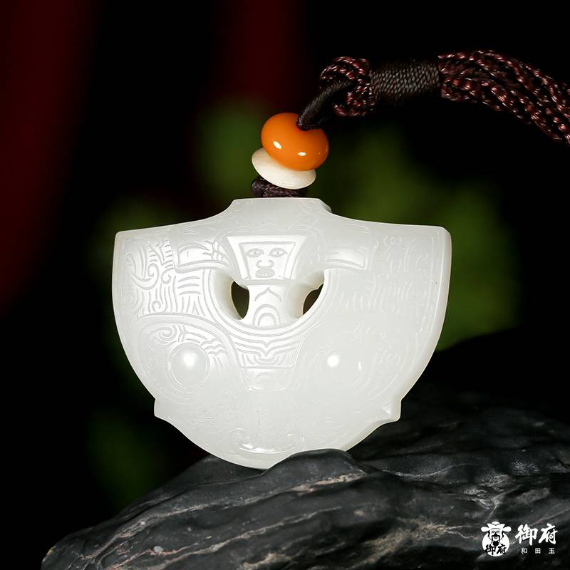 新疆和田玉黄皮白玉籽玉 太阳神玉佩 17.9克 图片3