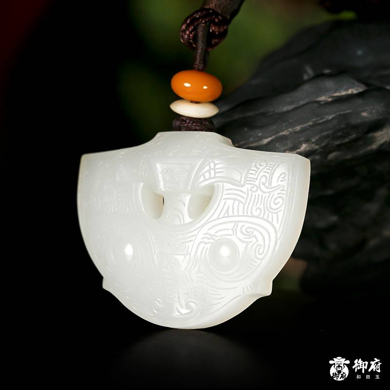 新疆和田玉黄皮白玉籽玉 太阳神玉佩 17.9克 图片4