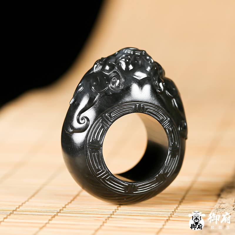 新疆和田玉墨玉籽料扳指 瑞獸 52.7克