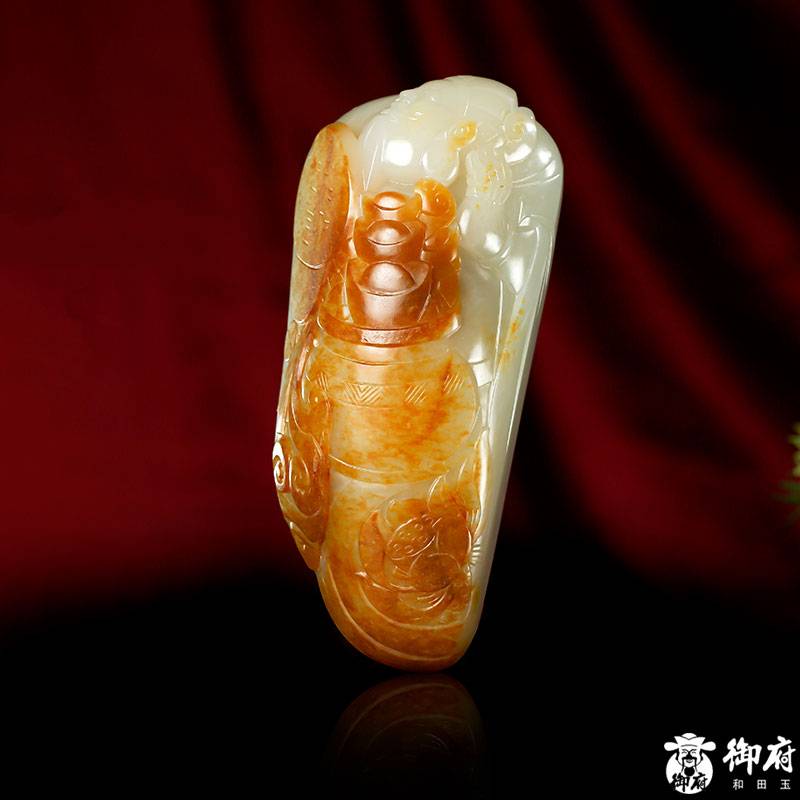 御府玉雕 重 318.4克 新疆和田紅皮白玉籽料把件 招財進(jìn)寶