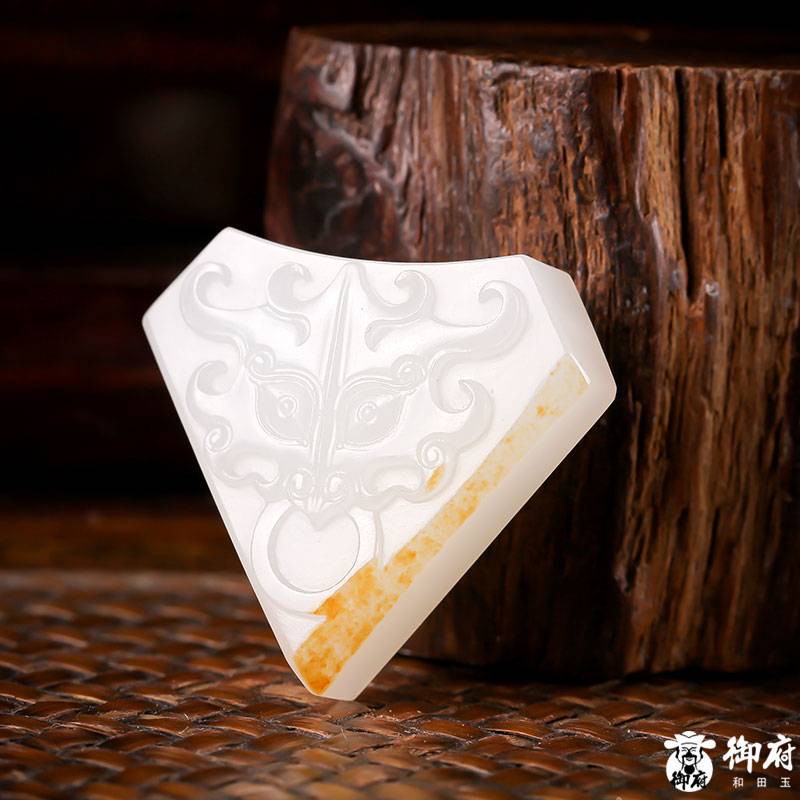 新疆和田玉洒金皮白玉籽玉挂件 仿古兽面 12克