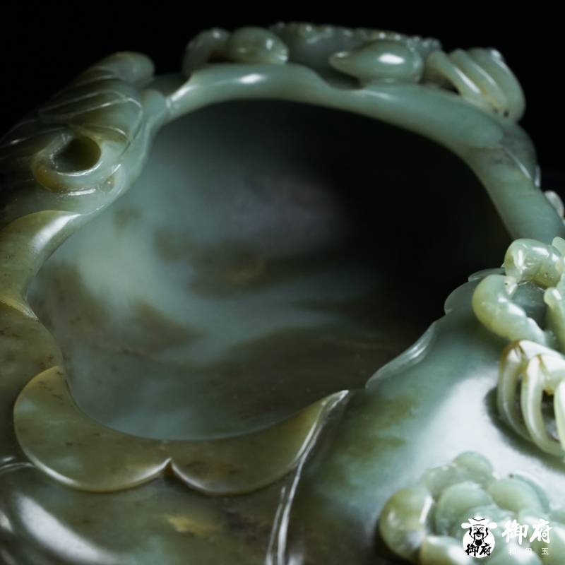 新疆和田青玉籽料獨籽獨雕文房筆洗 荷塘雅趣 2335克 圖片5