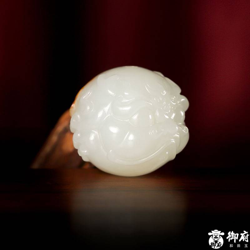 新疆和田玉黃皮白玉籽玉掛件 仿古獸 12.1克