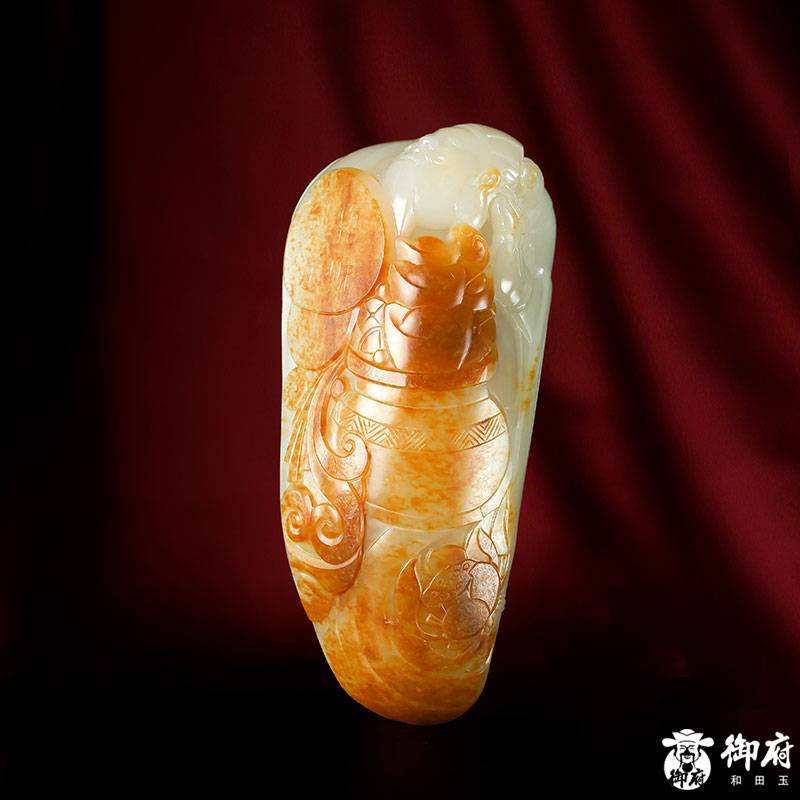 御府玉雕 重 318.4克 新疆和田紅皮白玉籽料把件 招財進(jìn)寶 圖片5