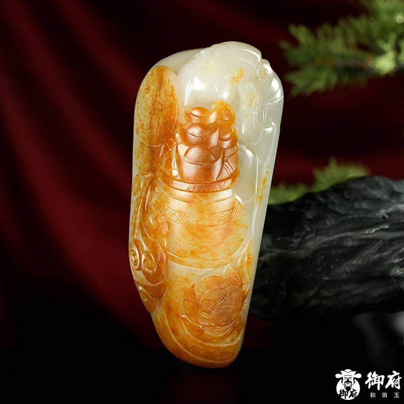 御府玉雕 重 318.4克 新疆和田紅皮白玉籽料把件 招財進(jìn)寶 圖片10