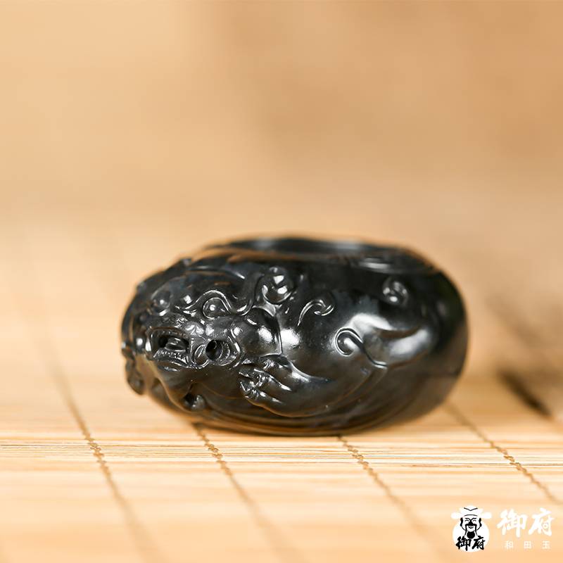 新疆和田玉墨玉籽料扳指 瑞獸 52.7克 圖片2