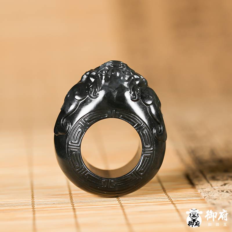 新疆和田玉墨玉籽料扳指 瑞獸 52.7克 圖片5