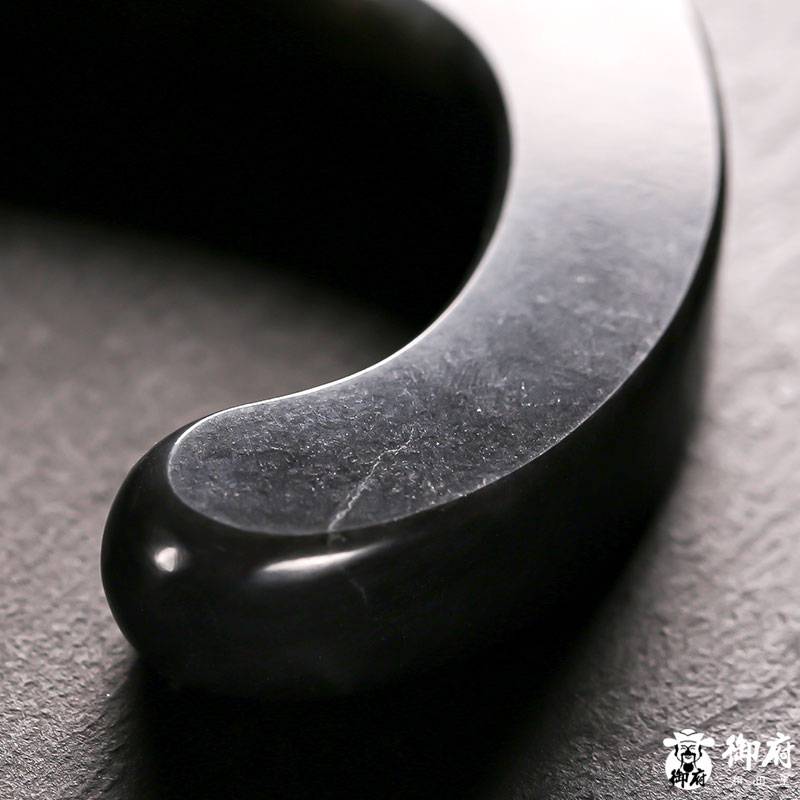 新疆和田玉原毛孔皮青花籽玉 開(kāi)口鐲 51.5mm 85克 圖片8