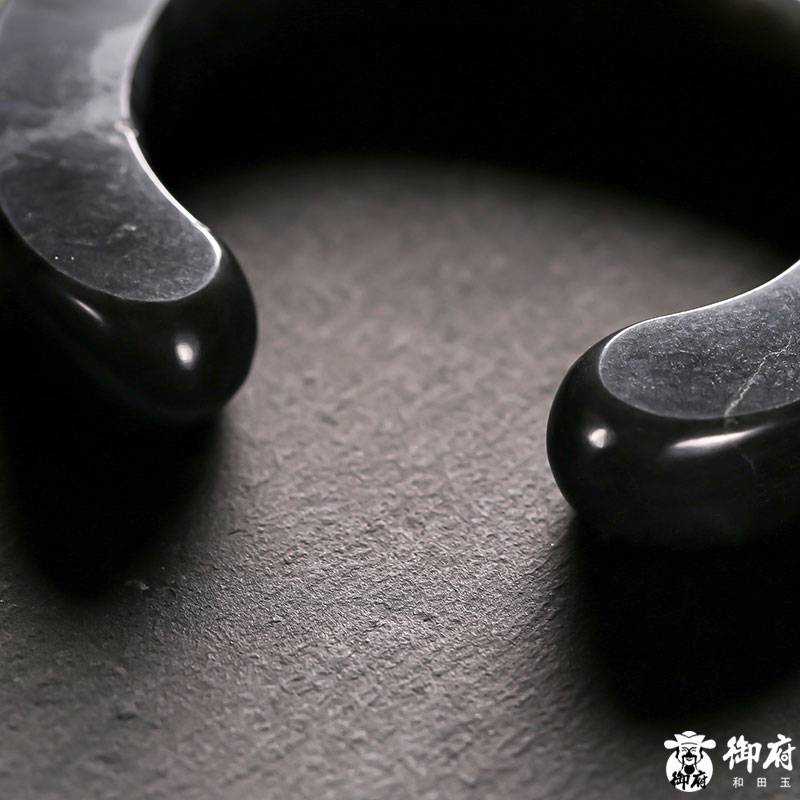 新疆和田玉原毛孔皮青花籽玉 開(kāi)口鐲 51.5mm 85克 圖片9