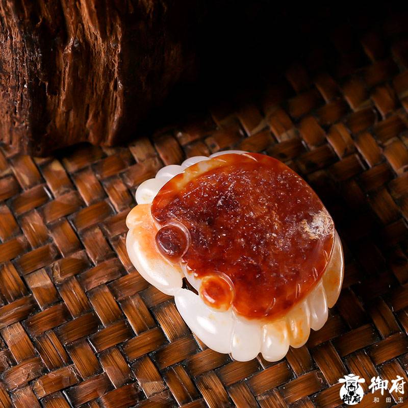 新疆和田玉棗紅皮白玉籽玉掛件 大鉗在握 13克 圖片6