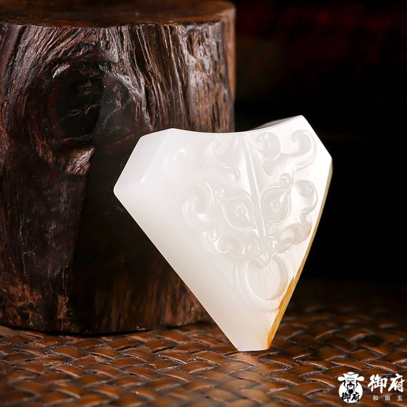 新疆和田玉洒金皮白玉籽玉挂件 仿古兽面 12克 图片4