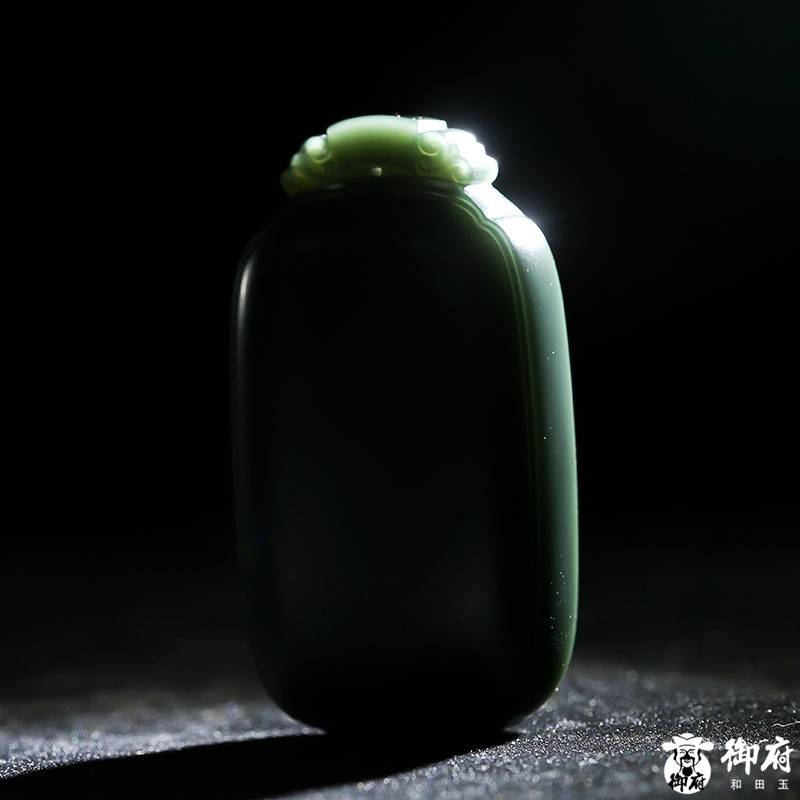 新疆和田玉青玉籽料 平安無事牌 59.3克 圖片9