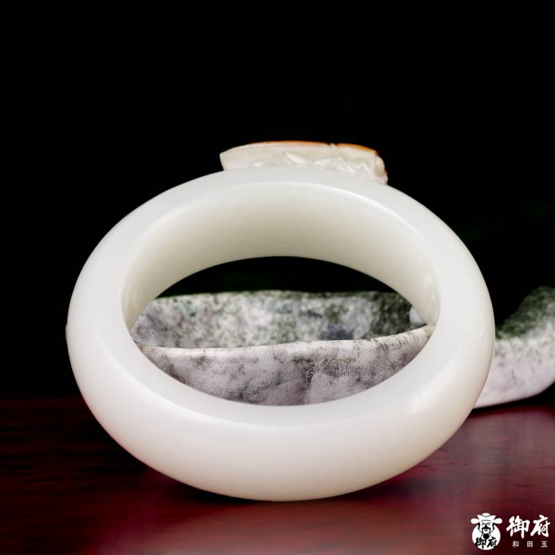 新疆和田玉红皮白玉籽玉手镯 一鸣惊人 内径57.0mm 119.2克 图片7