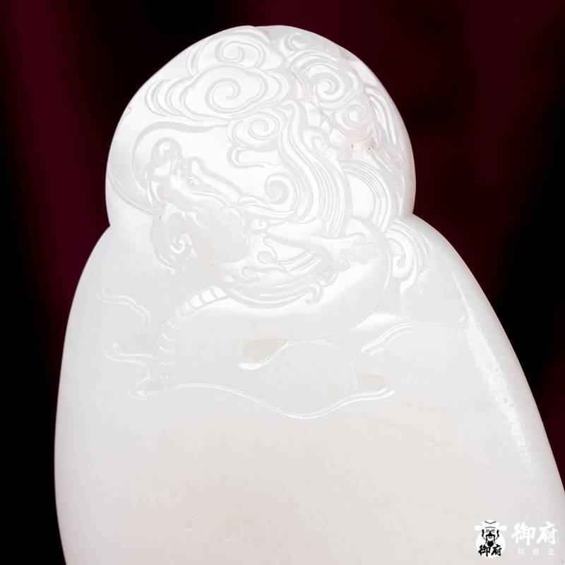 海派玉雕大师付雪飞 重419.6克 新疆和田玉原毛孔皮白玉独籽摆件 聚财纳福 图片8