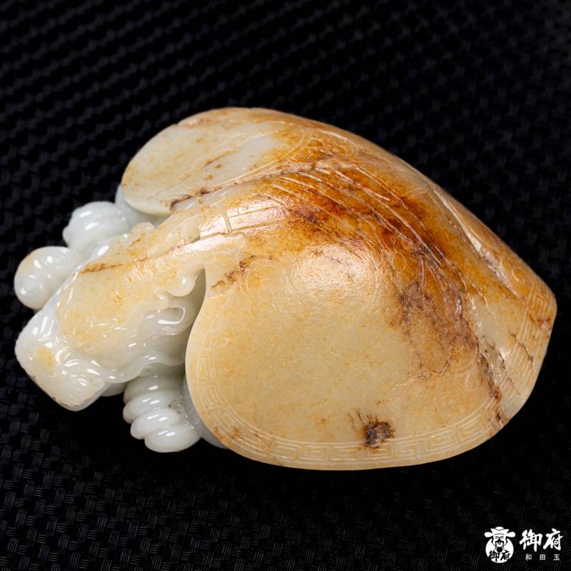 新疆和田玉洒金皮白玉籽料 把件 荣归纳吉 900克 图片12