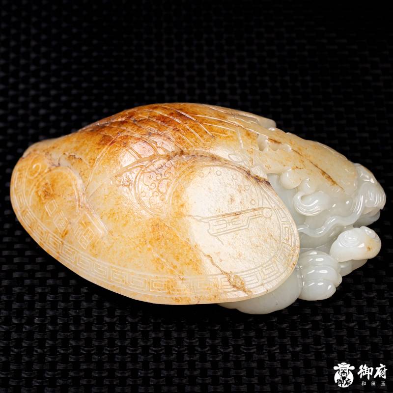 新疆和田玉洒金皮白玉籽料 把件 荣归纳吉 900克 图片11